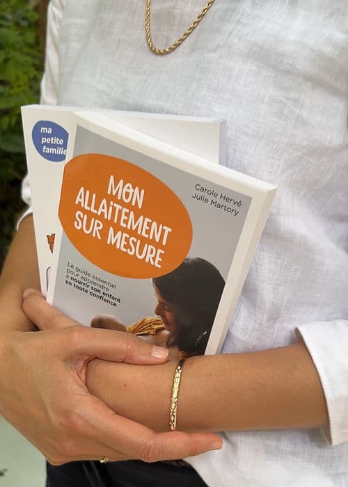 Carole Hervé présentant ses livres sur l'allaitement